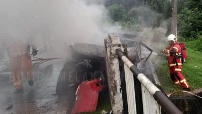 德士失控撞围栏着火 司机和2乘客烧成焦尸