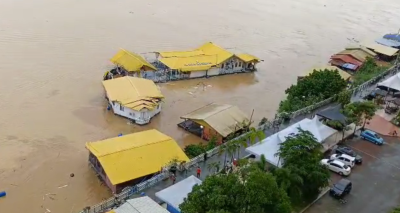 视频 | 昨晚遭大树击中 丹江河畔120万水上餐厅被冲走